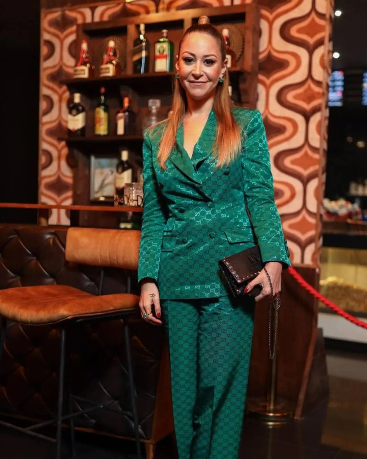 منة شلبي ببدلة رسمية باللون الأخضر 