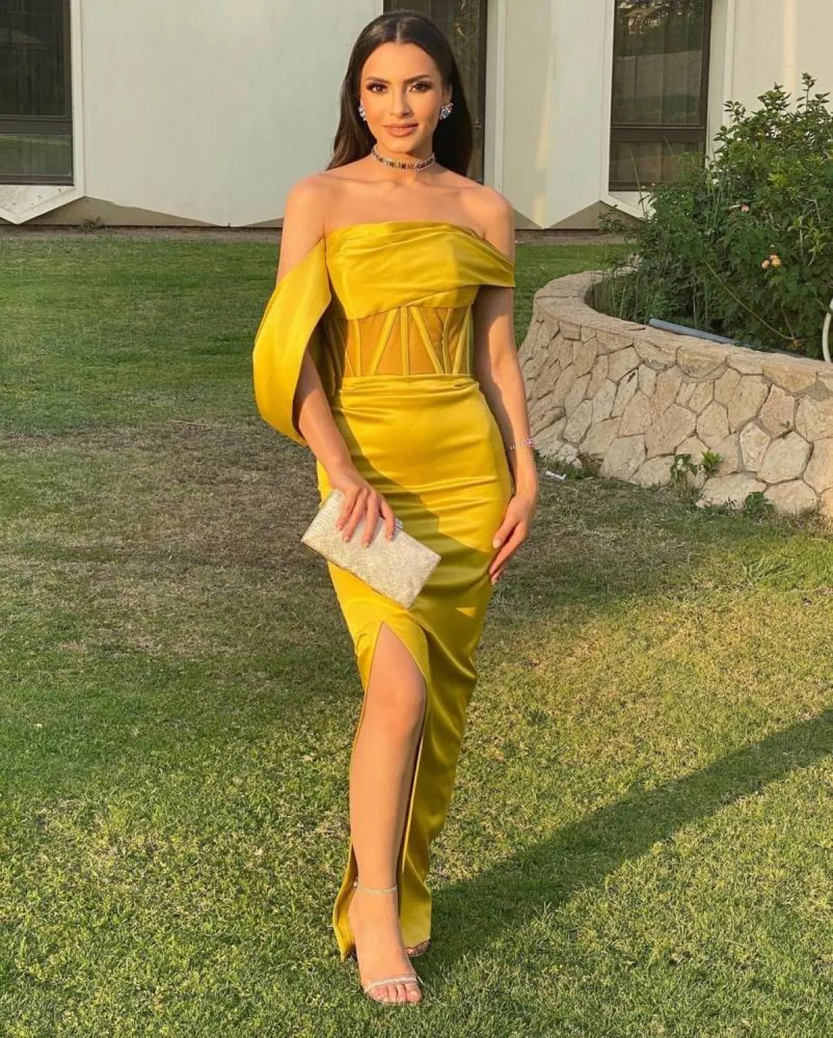 كارمن سليمان بفستان طويل باللون الأصفر 