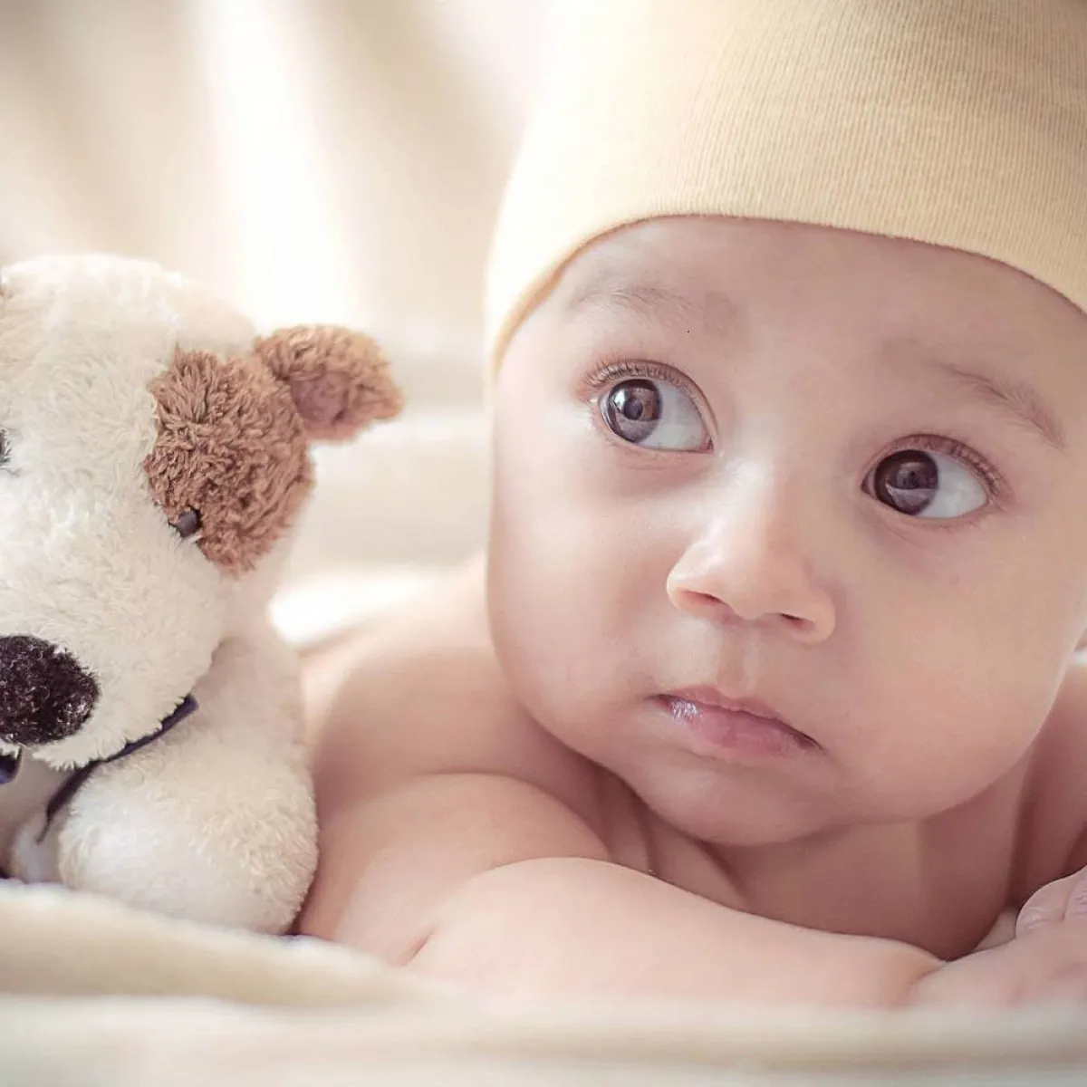 صورة لطفل يتتبع أمه