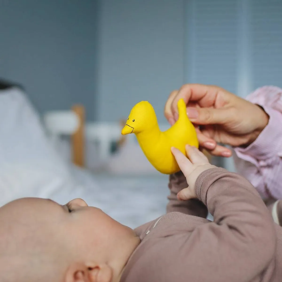 صورة لطفل ولعبة بها موسيقى