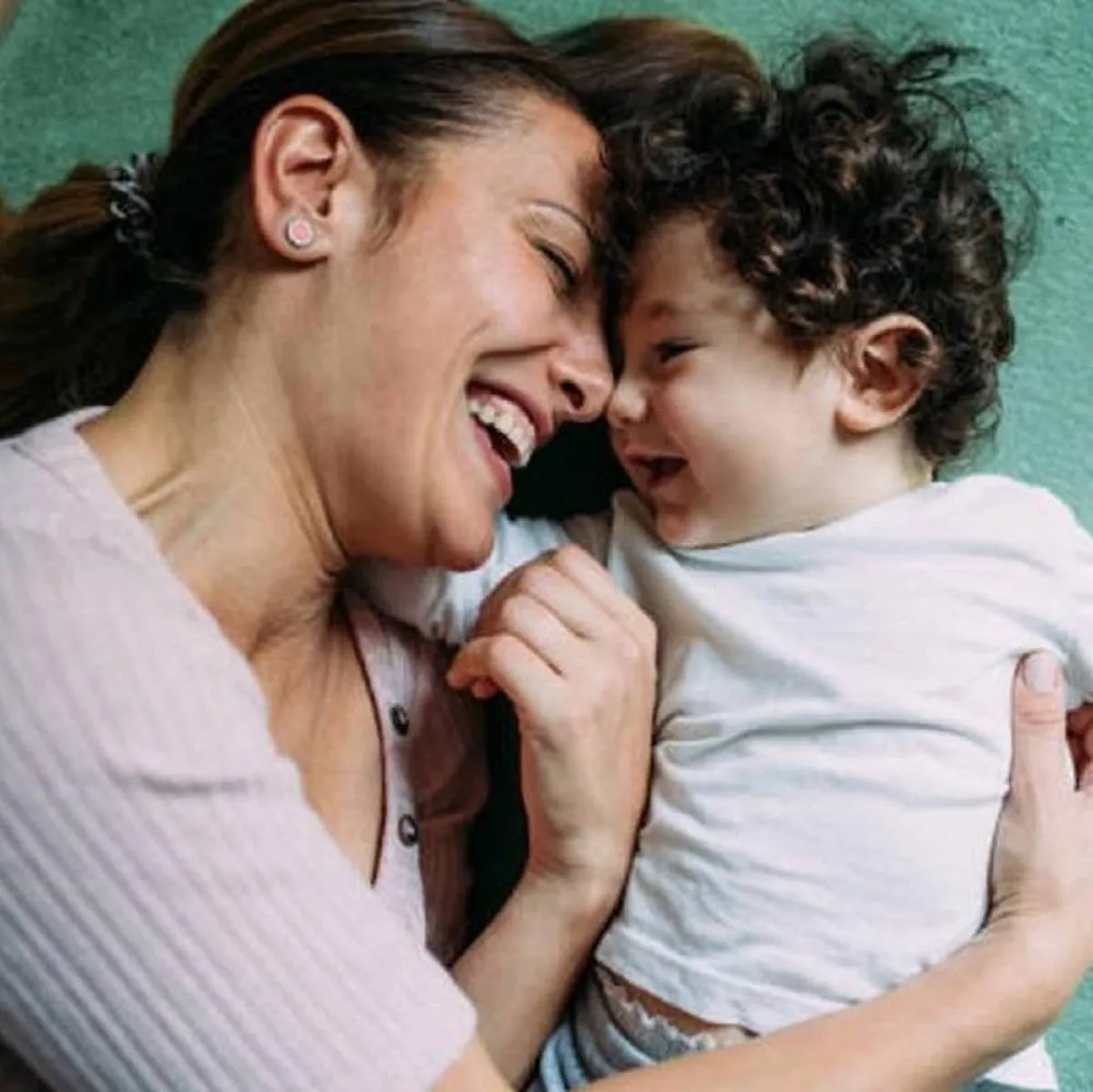 صورة لأم وطفلها