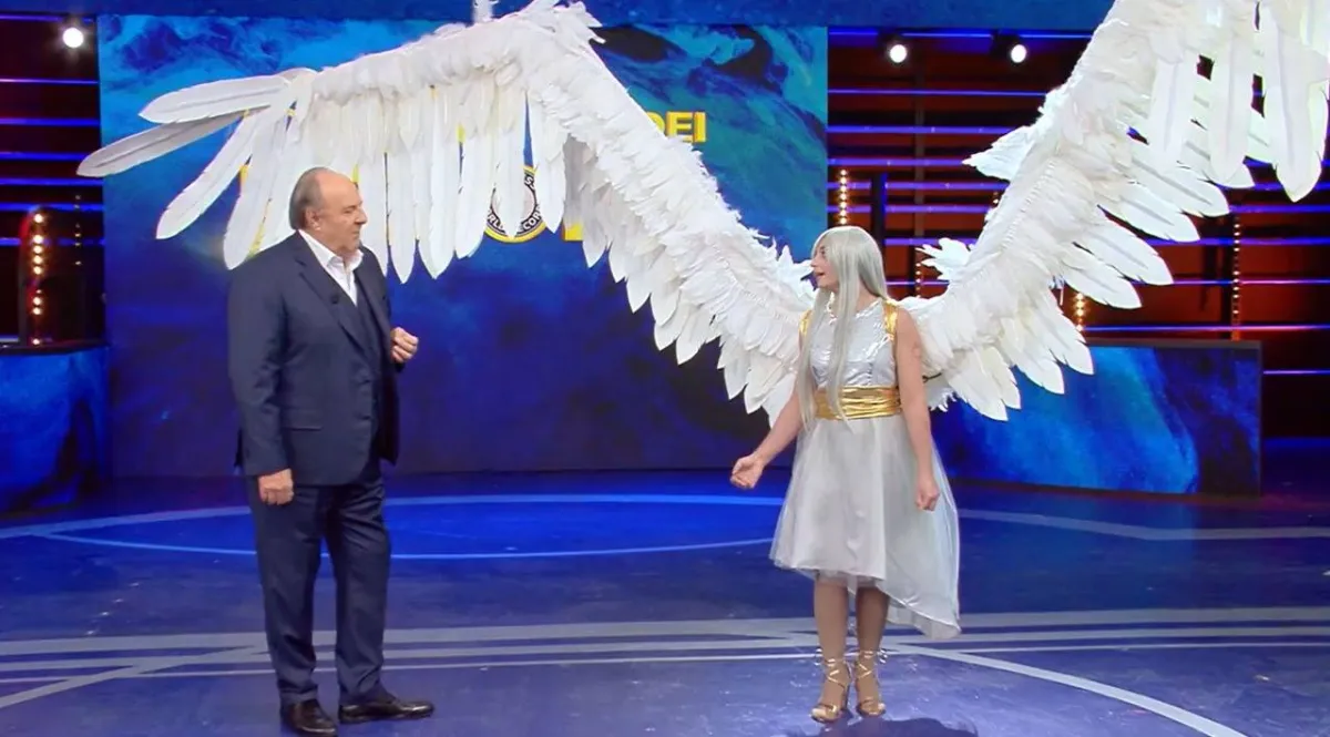 صانعة أزياء تنكرية تدخل موسوعة غينيس بأجنحة عملاقة 