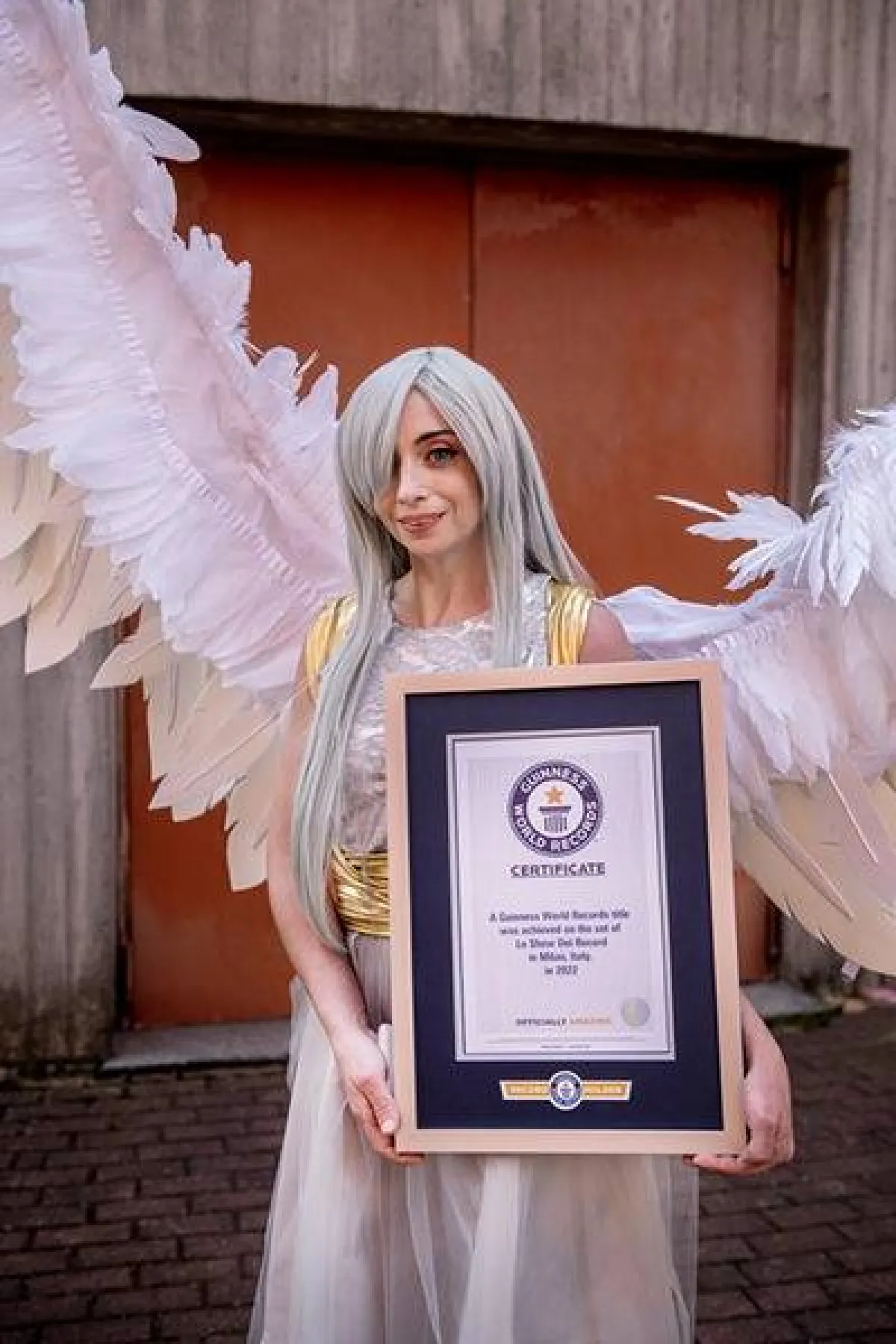 صانعة أزياء تنكرية تدخل موسوعة غينيس بأجنحة عملاقة 