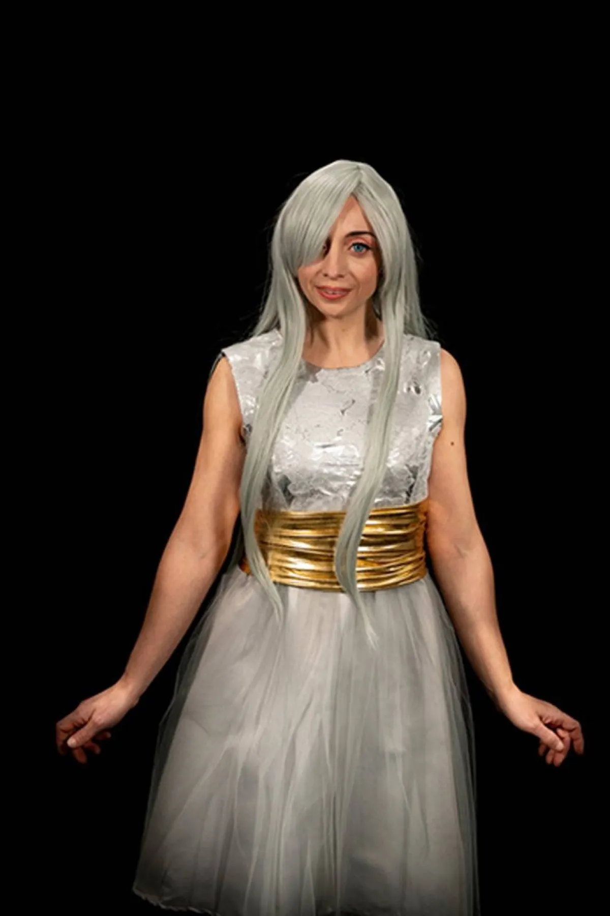 صانعة أزياء تنكرية تدخل موسوعة غينيس بأجنحة عملاقة 