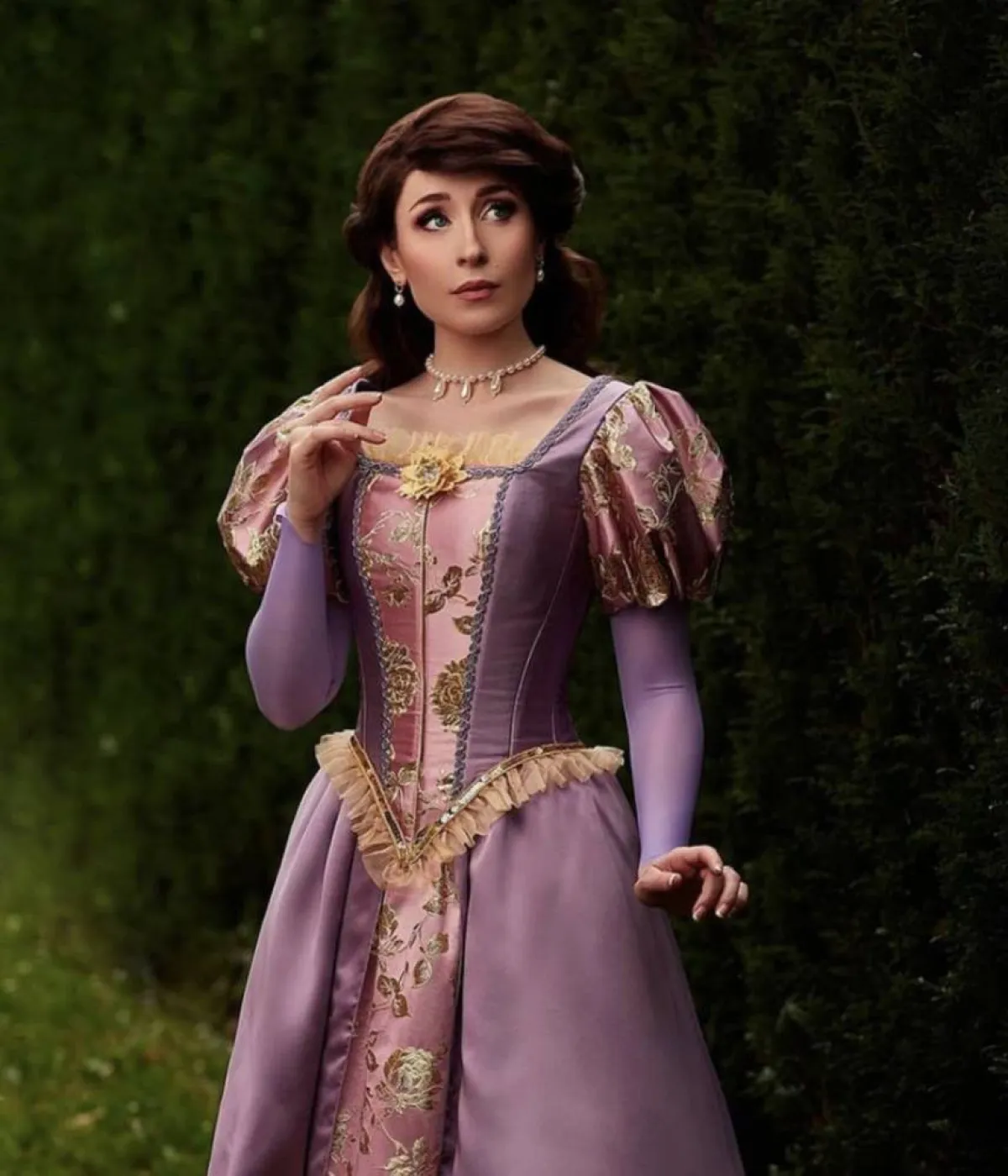 صانعة أزياء تنكرية تدخل موسوعة غينيس بأجنحة عملاقة 