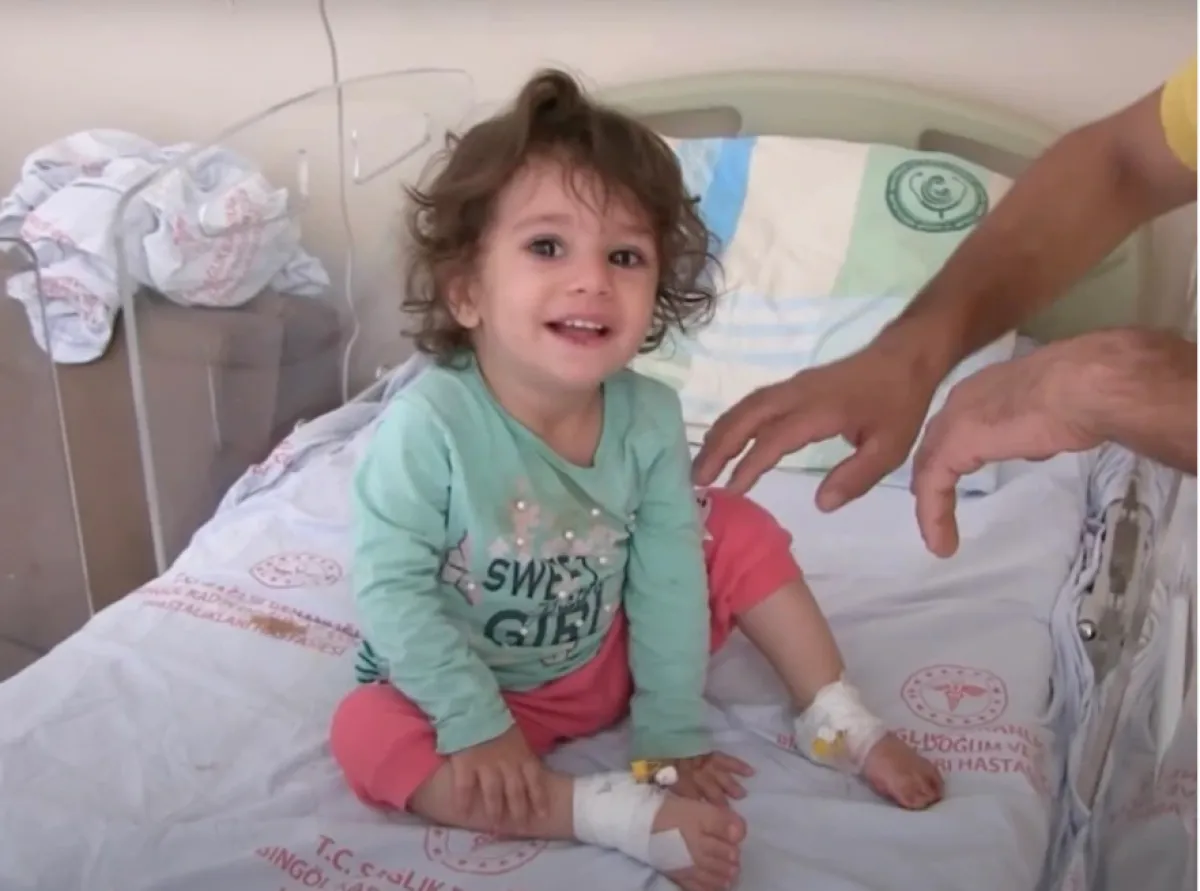 طفلة في عمر العامين تعض أفعى في تركيا - الصورة من newsflash