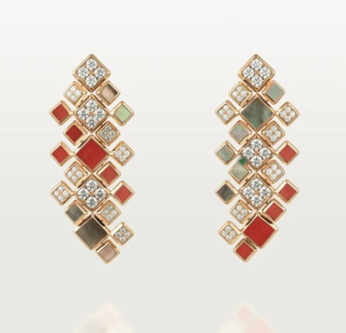 اقراط من مجموعة سور ناتوريل لدار كارتييه Cartier