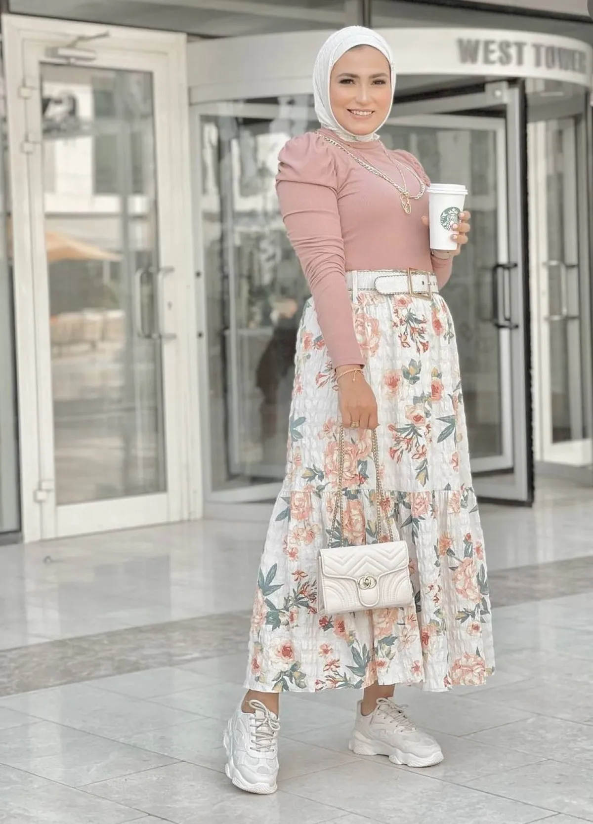 وفاء عز الدين باطلالة بسيطة