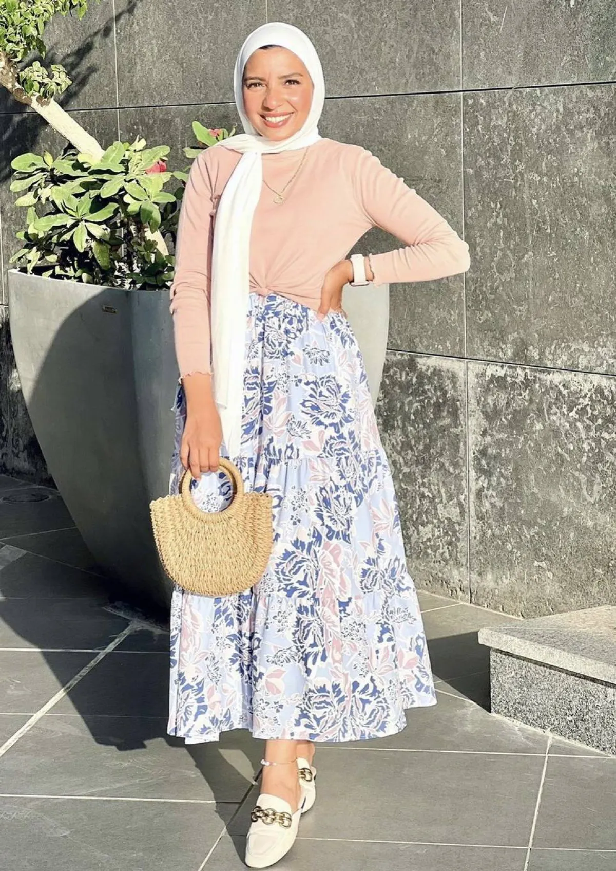 سارة ثروت باطلالة انثوية