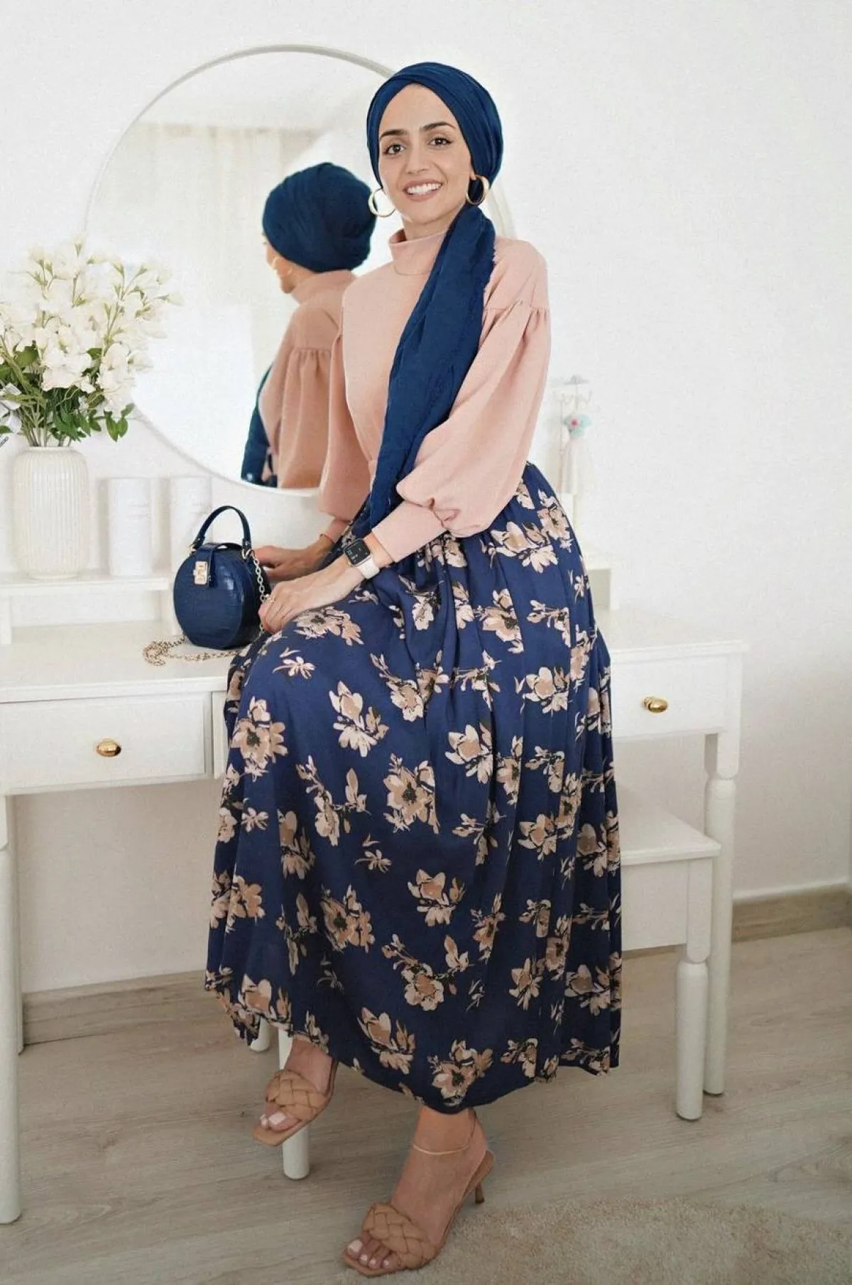 غادة عثمان باطلالة الوردي والازرق