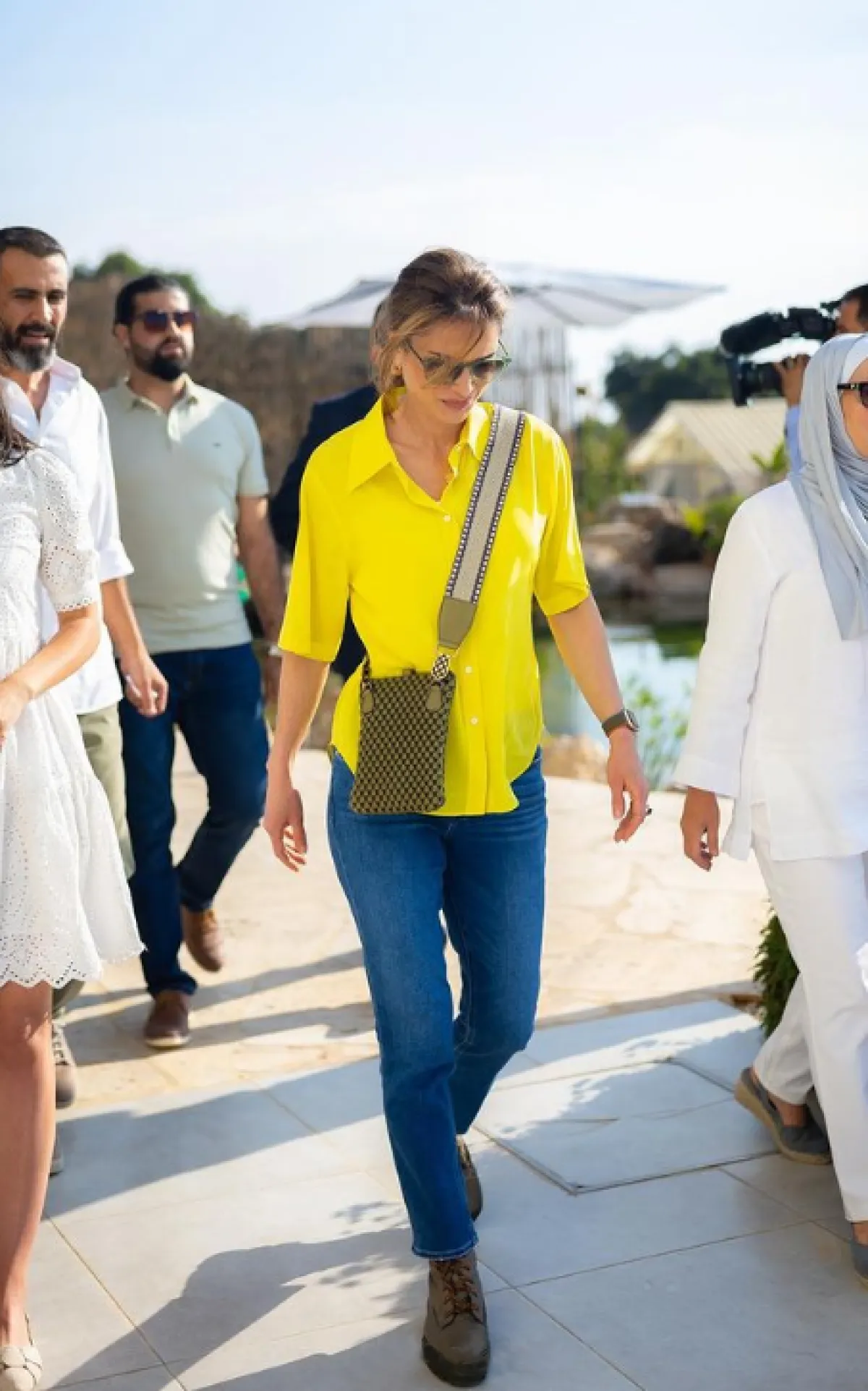 الملكة رانيا العبد الله ترتدي الأصفر 