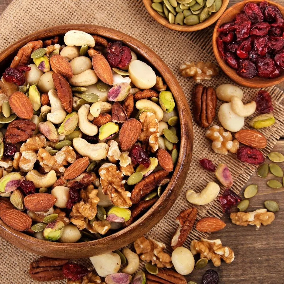 أطباق تحوي مكسرات مشكلة