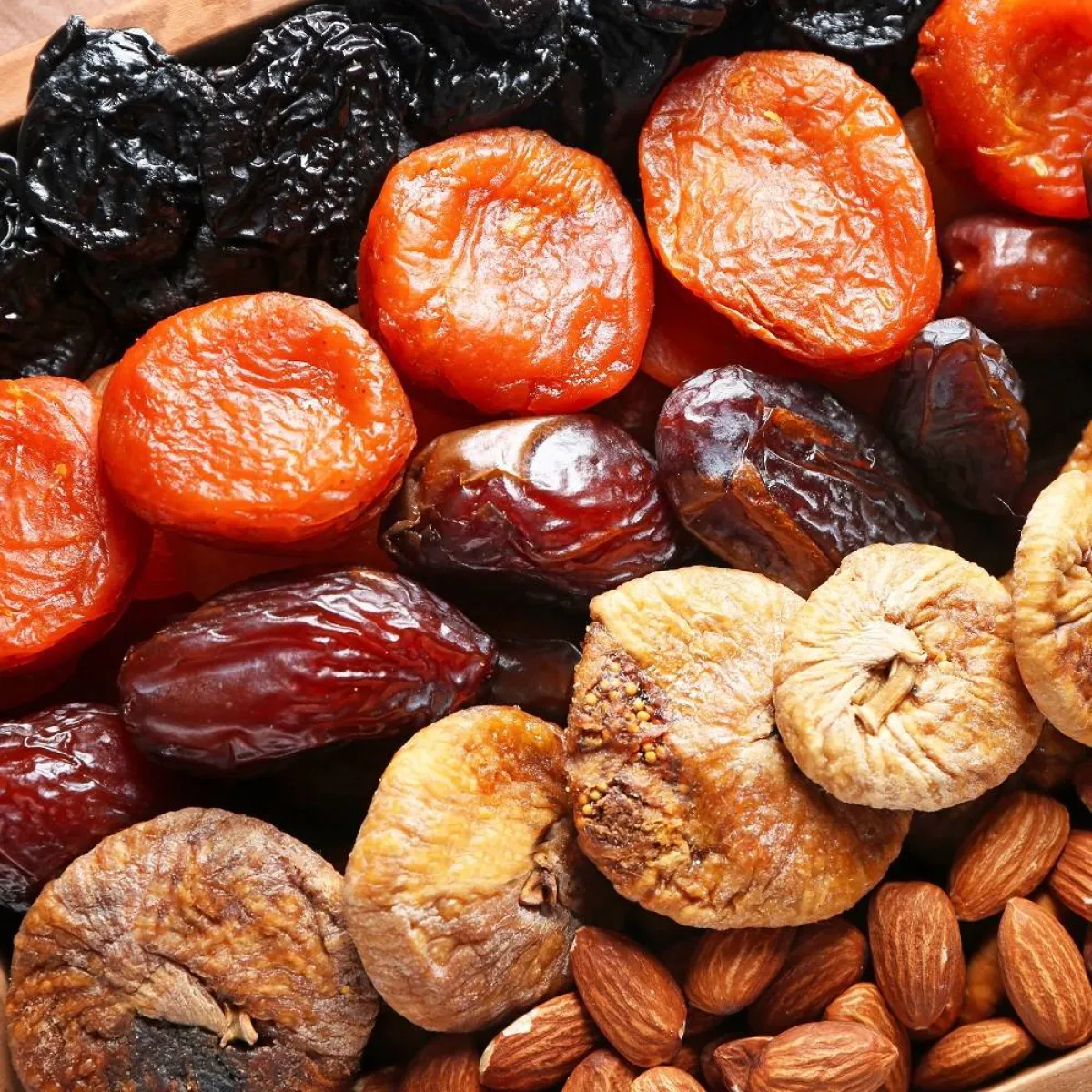 طبق يحوي فوائد مجففة متنوعة