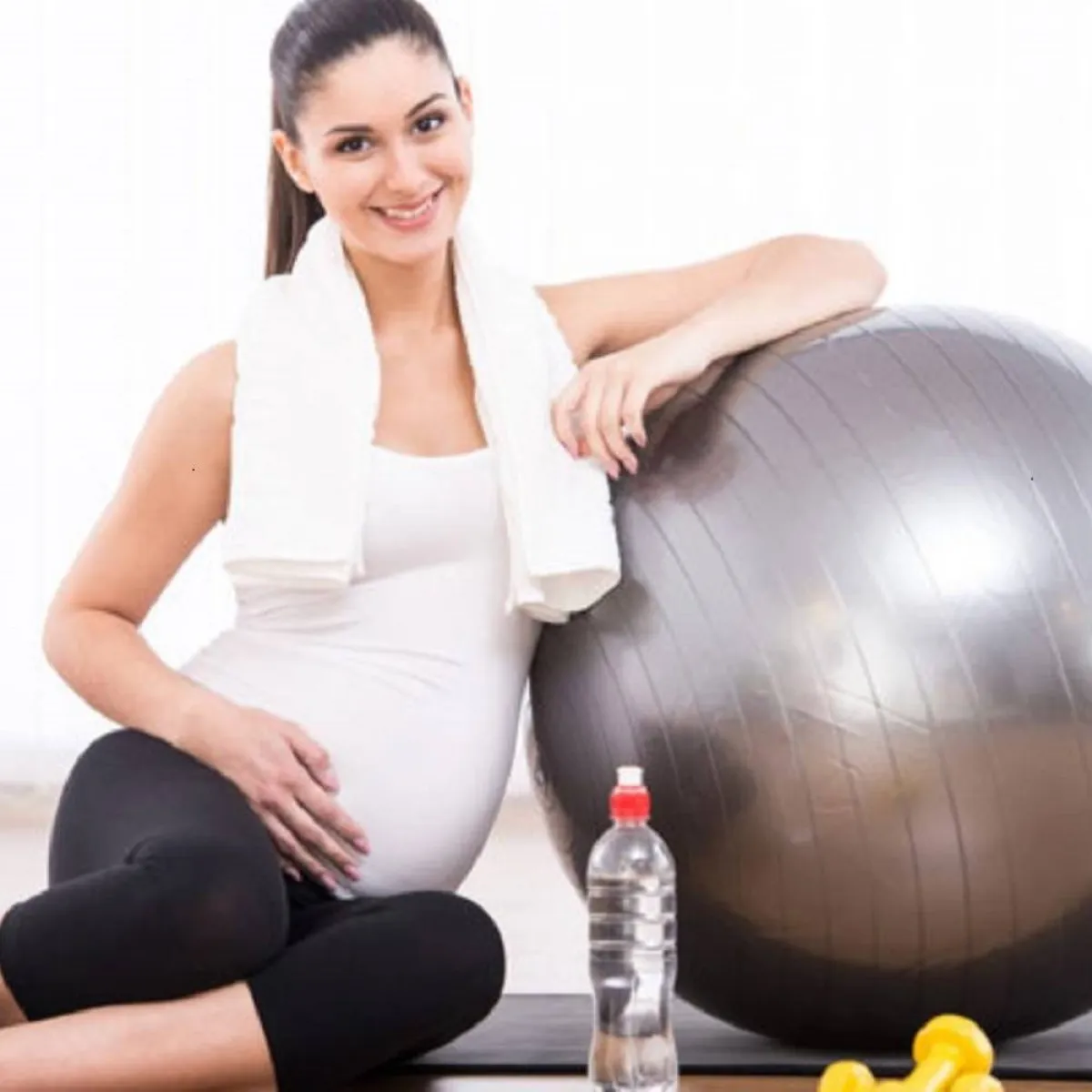 صورة لحامل تمارس الرياضة