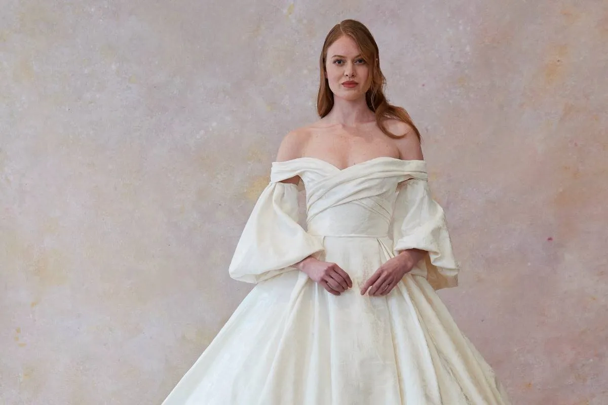 فساتين زفاف بأكمام الجرس