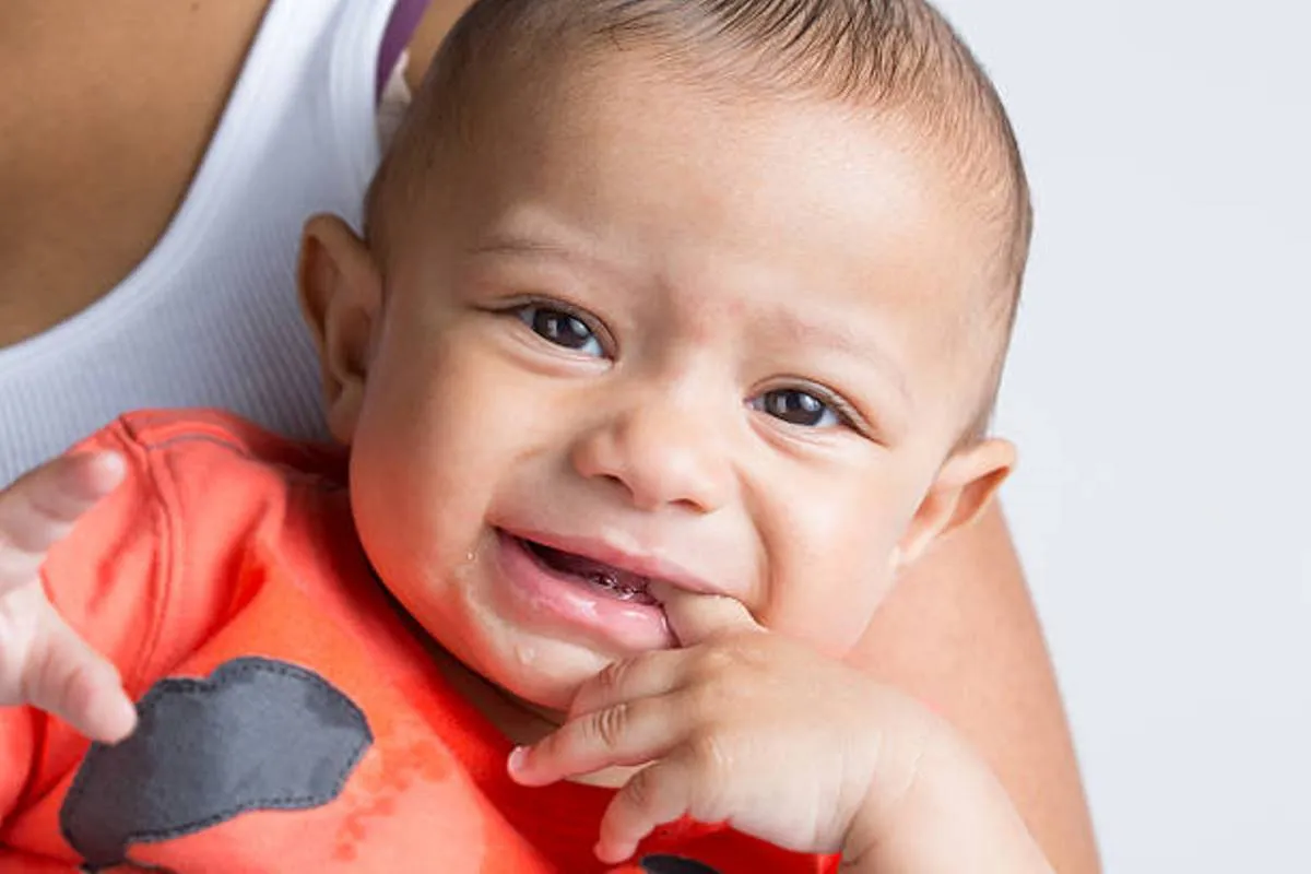 صورة لرضيع يعاني من آلام التسنين