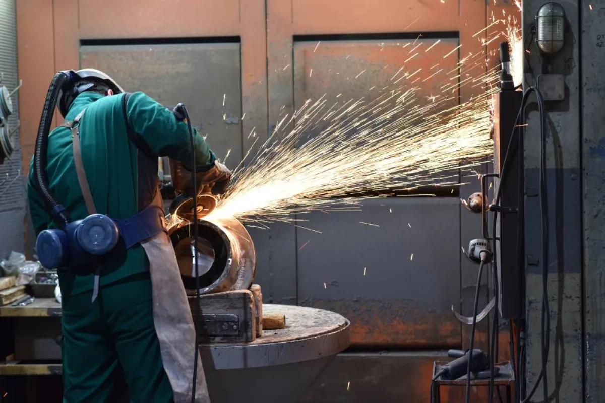 عامل في مصنع