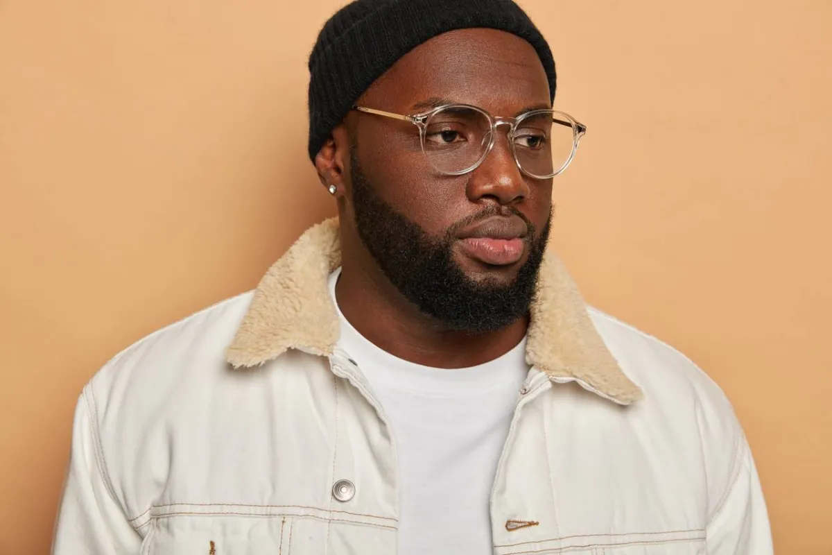 صورة لشاب اسمر