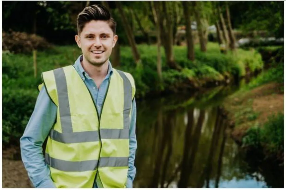 البريطاني Simon Crowther