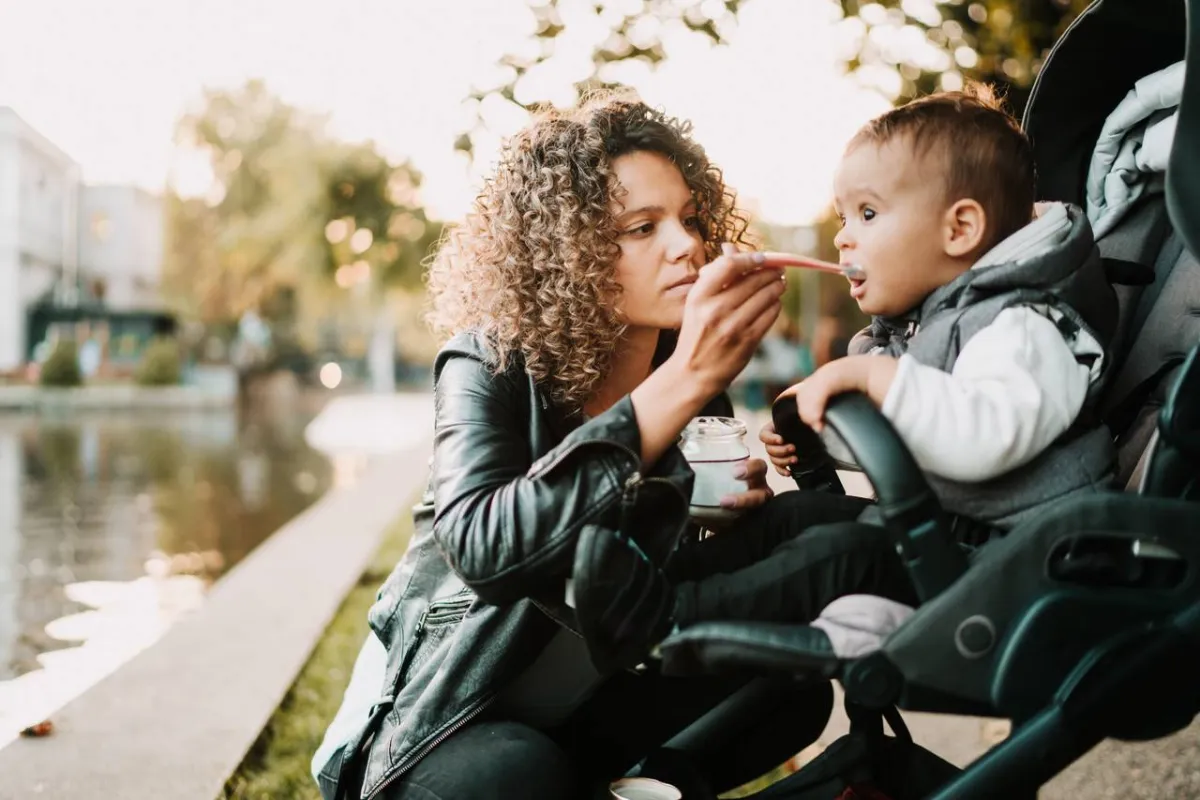 صورة لطفل يأكل الزبادي