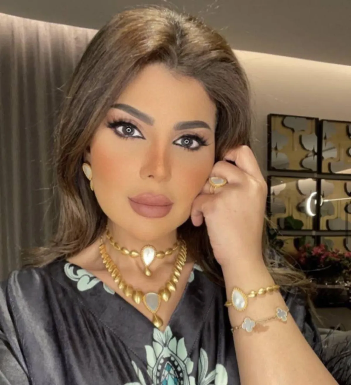 الهام الفضالة بصيحة تكديس المجوهرات الذهبية