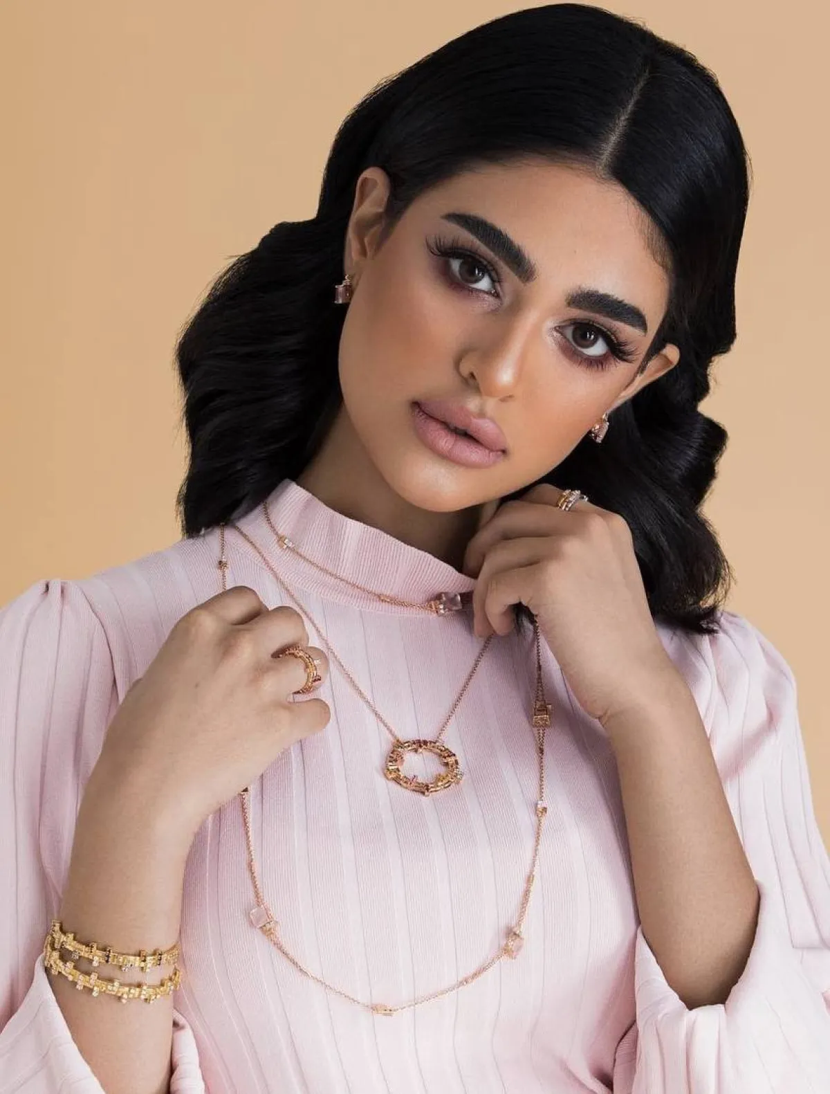 ليالي دهراب بصيحة تكديس المجوهرات