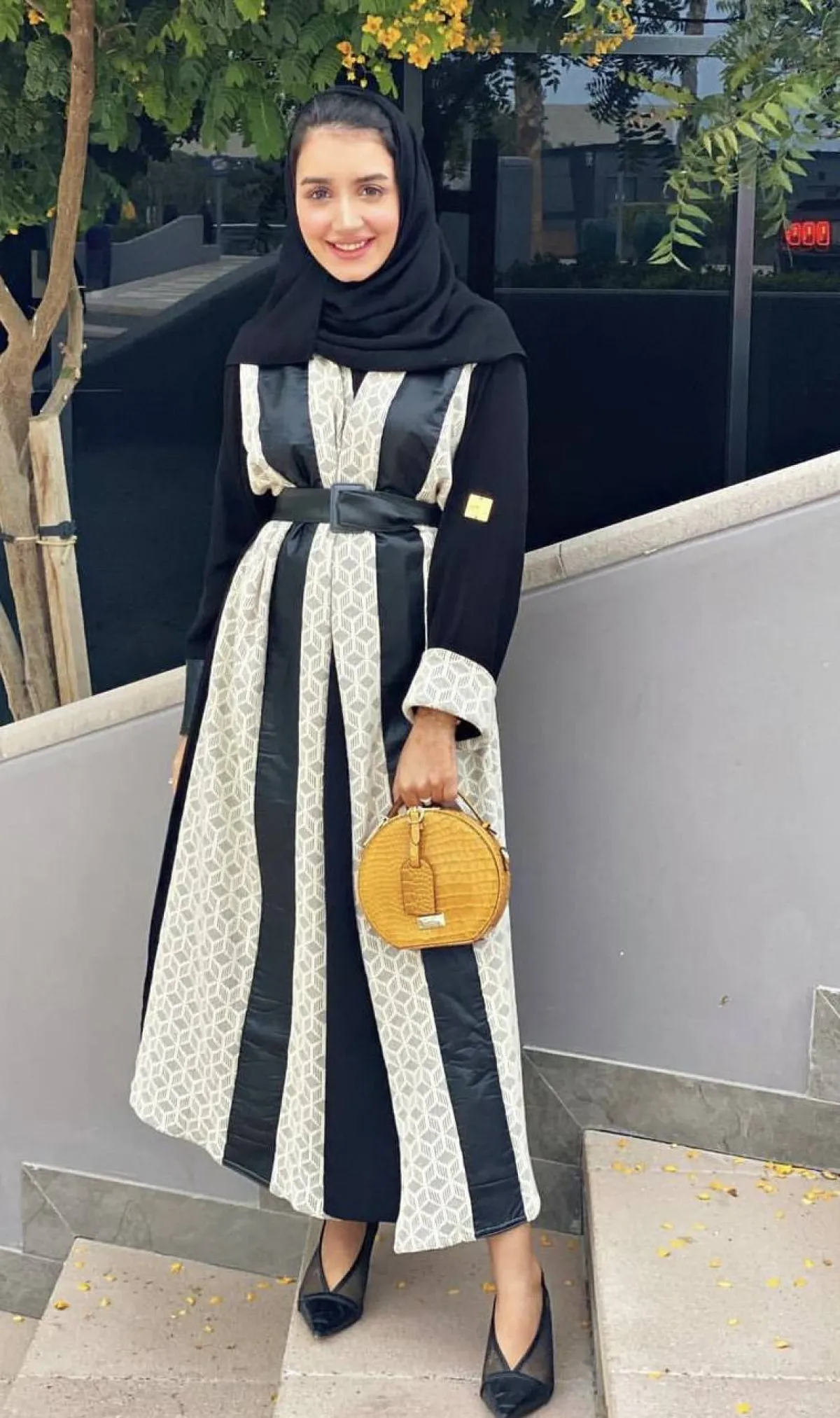 خولة المراغي بعباية مخصرة