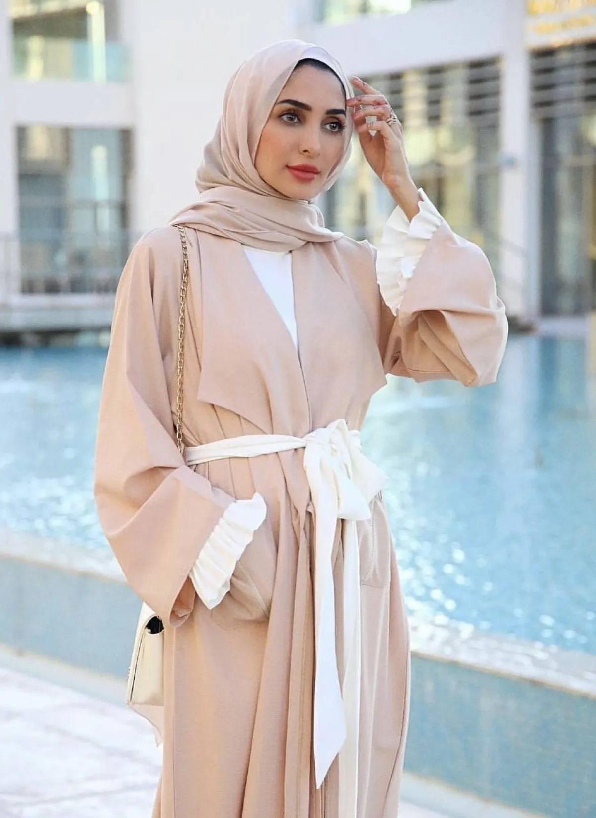 بسمة ال عيسى بعبايات شبابية