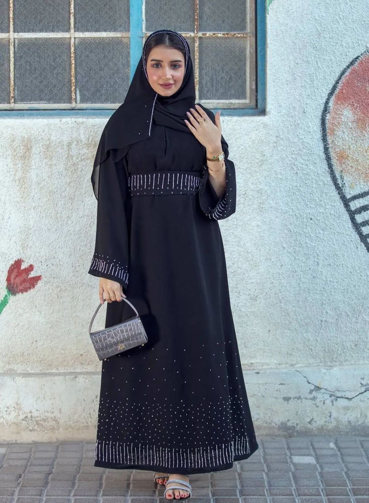 خولة المراغي بعباية حيادية الالوان