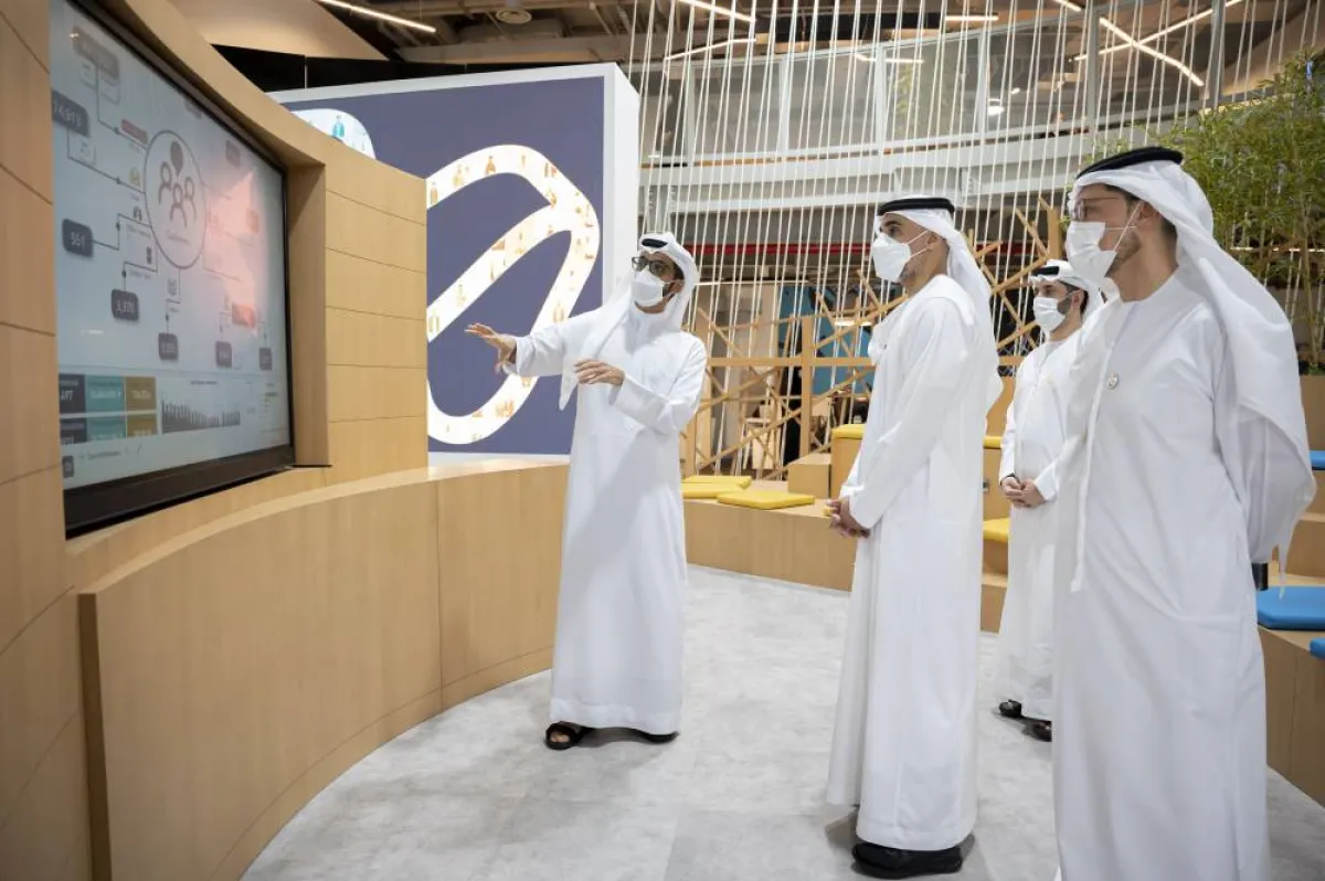  الشيخ خالد بن محمد بن زايد آل نهيان أثناء حضوره عملية النقل. الصورة من "وام"