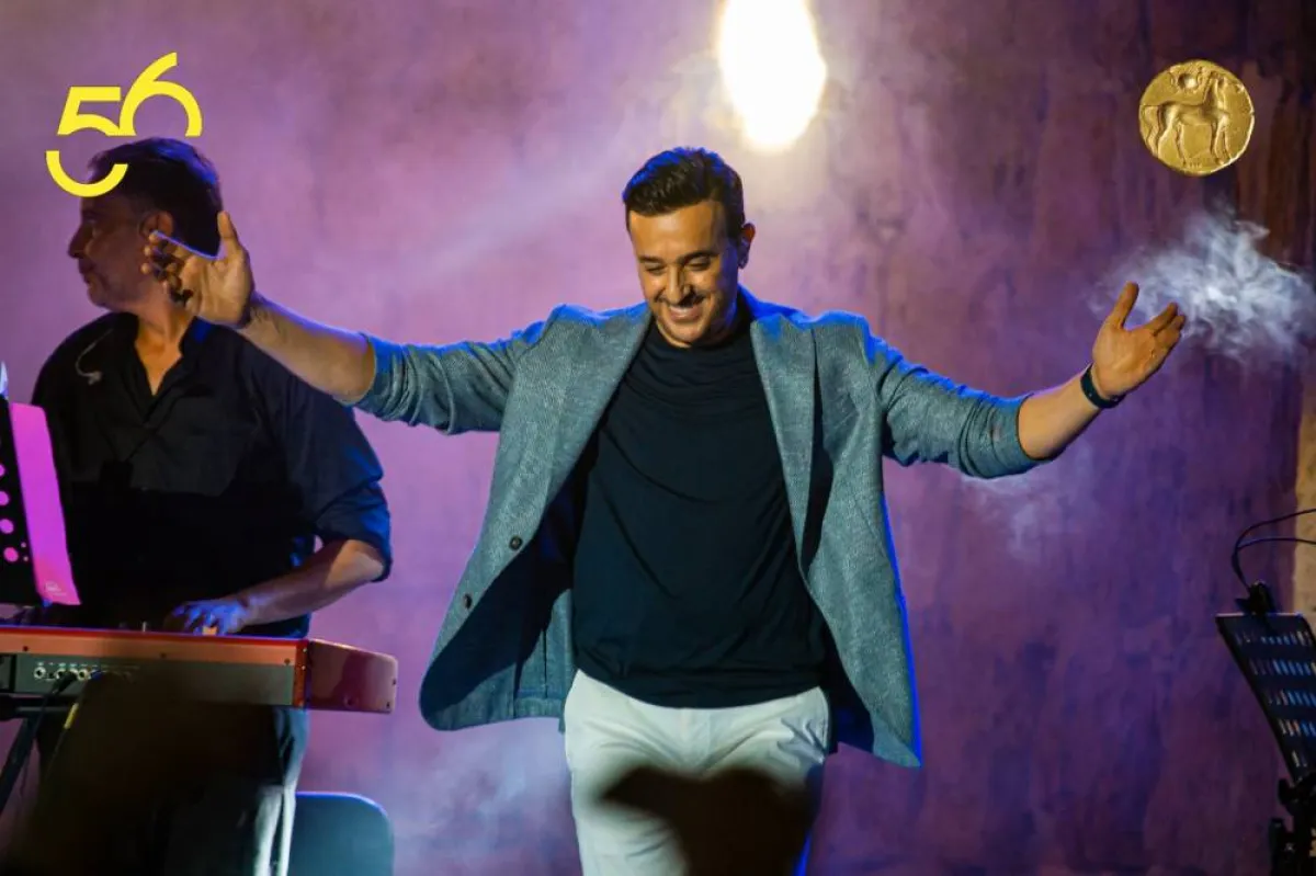 صابر الرباعي في تجاوب واضح مع الجمهور- الصورة من موقع المهرجان على الفيسبوك