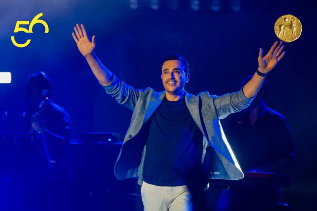 صابر الرباعي  يحيي الجمهور الغفير الذي حضر حفلته في مسرح قرطاج- الصورة من موقع المهرجان على الفيسبوك