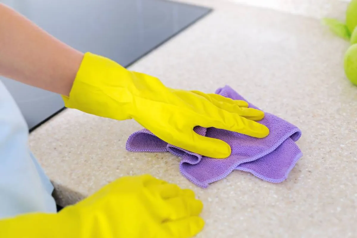 زيت الليمون الأساسي يُستخدم في تنظيف الجرانيت