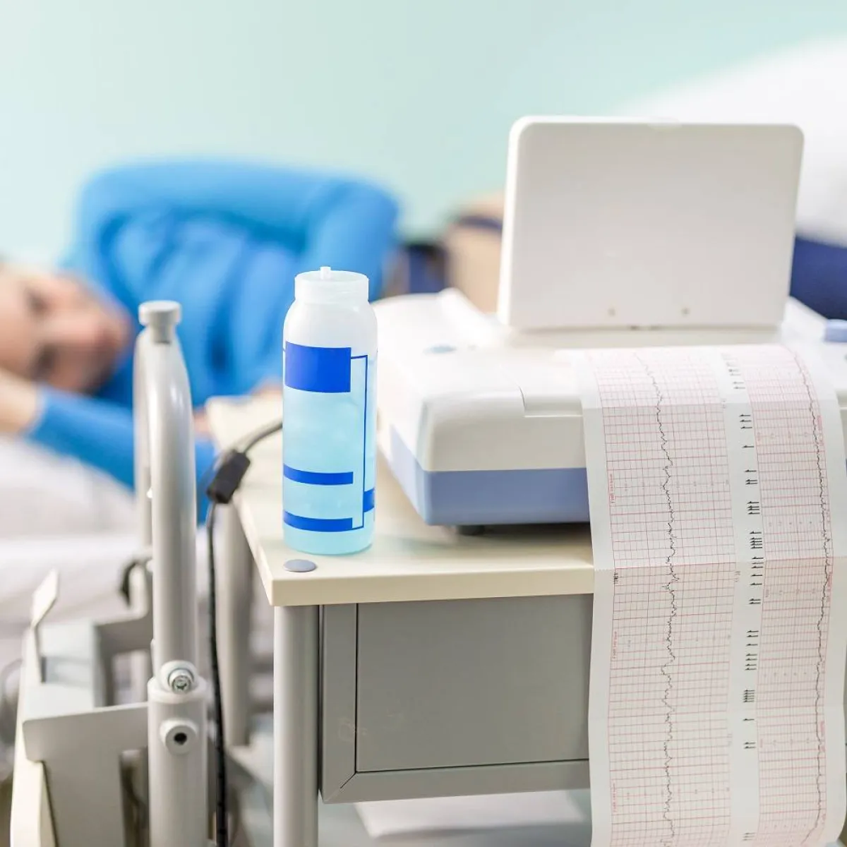 صورة لحامل ترقد أمام الجهاز