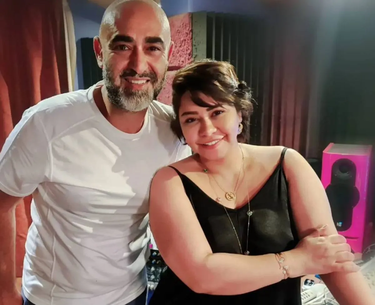 شيرين عبد الوهاب برفقة مدير أعمالها ميمي فؤاد صورة من صفحتها الرسمية على انستغرام