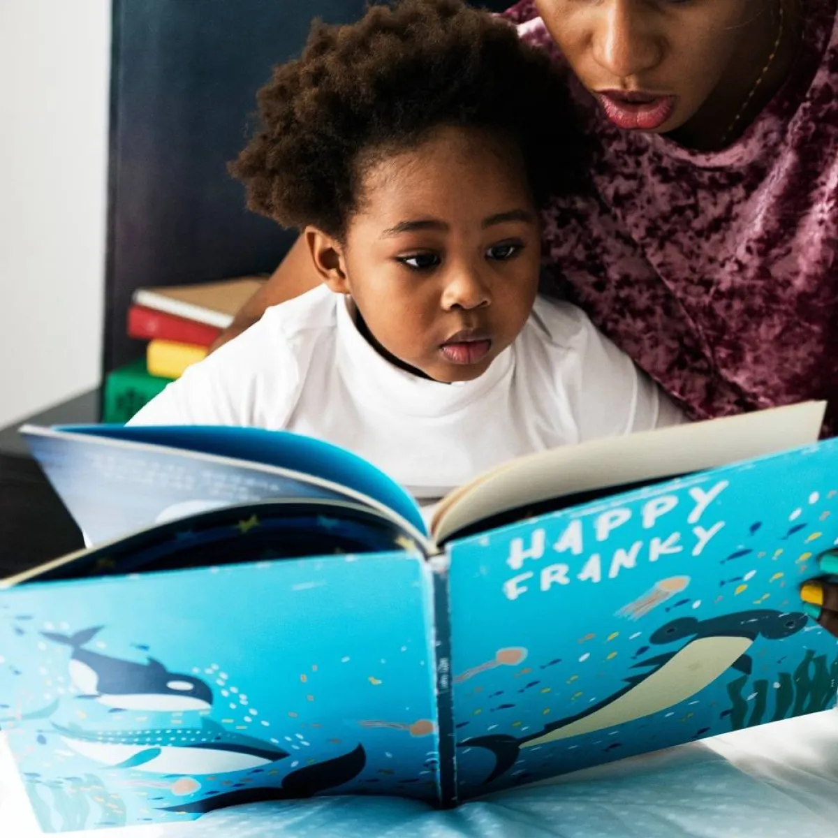 صورة لطفل وأمه