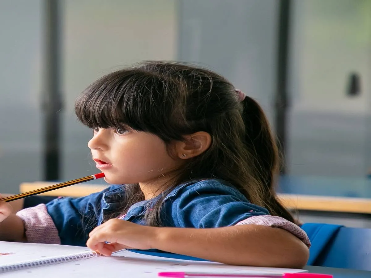 صورة لطفلة تفكر