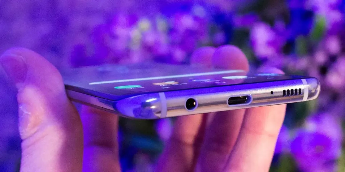 طريقة تنظيف منفذ USB-C على الهاتف أو الكمبيوتر المحمول