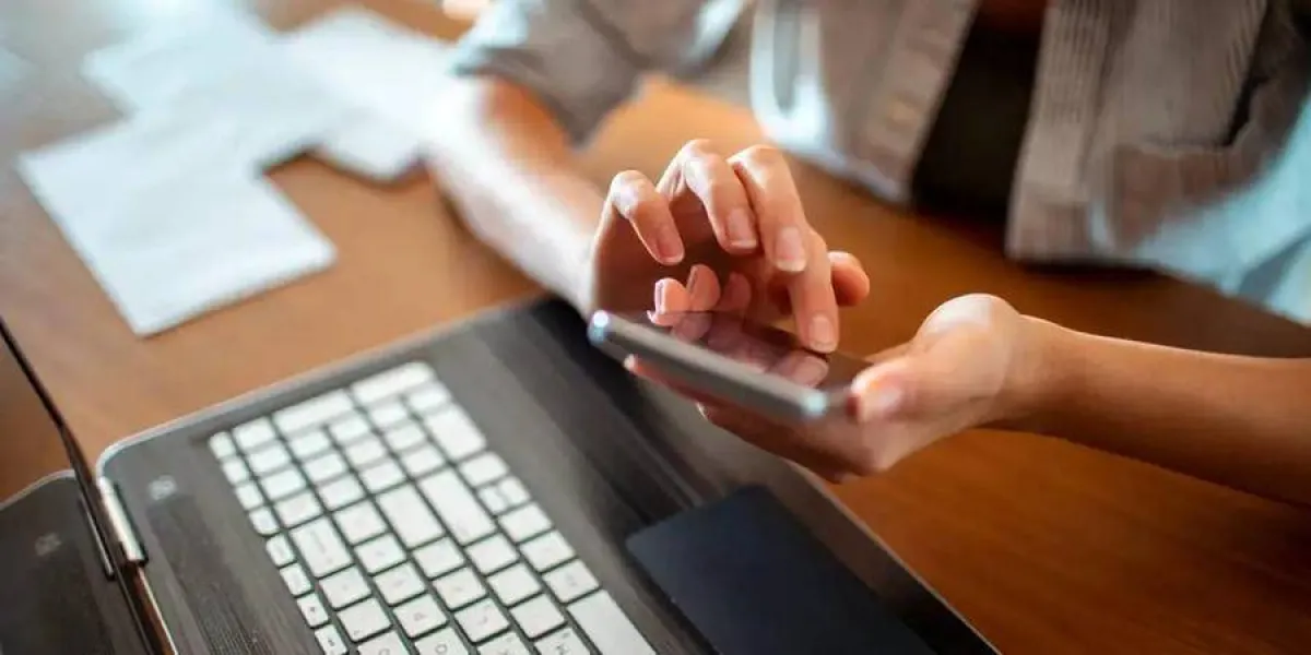 طريقة حذف أو دمج جهات الاتصال المكررة على iPhone الخاص بك باستخدام Mac و iCloud