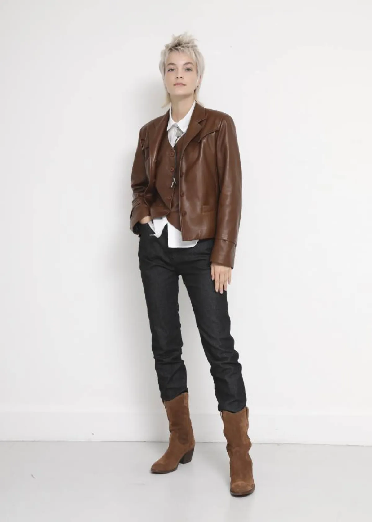 إطلالات باللون البني لصيف 2022