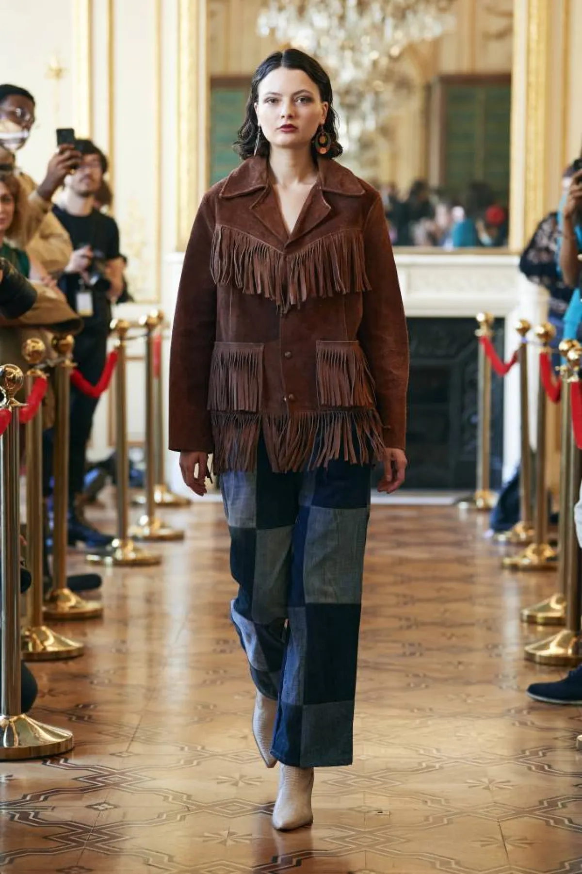 إطلالات باللون البني لصيف 2022