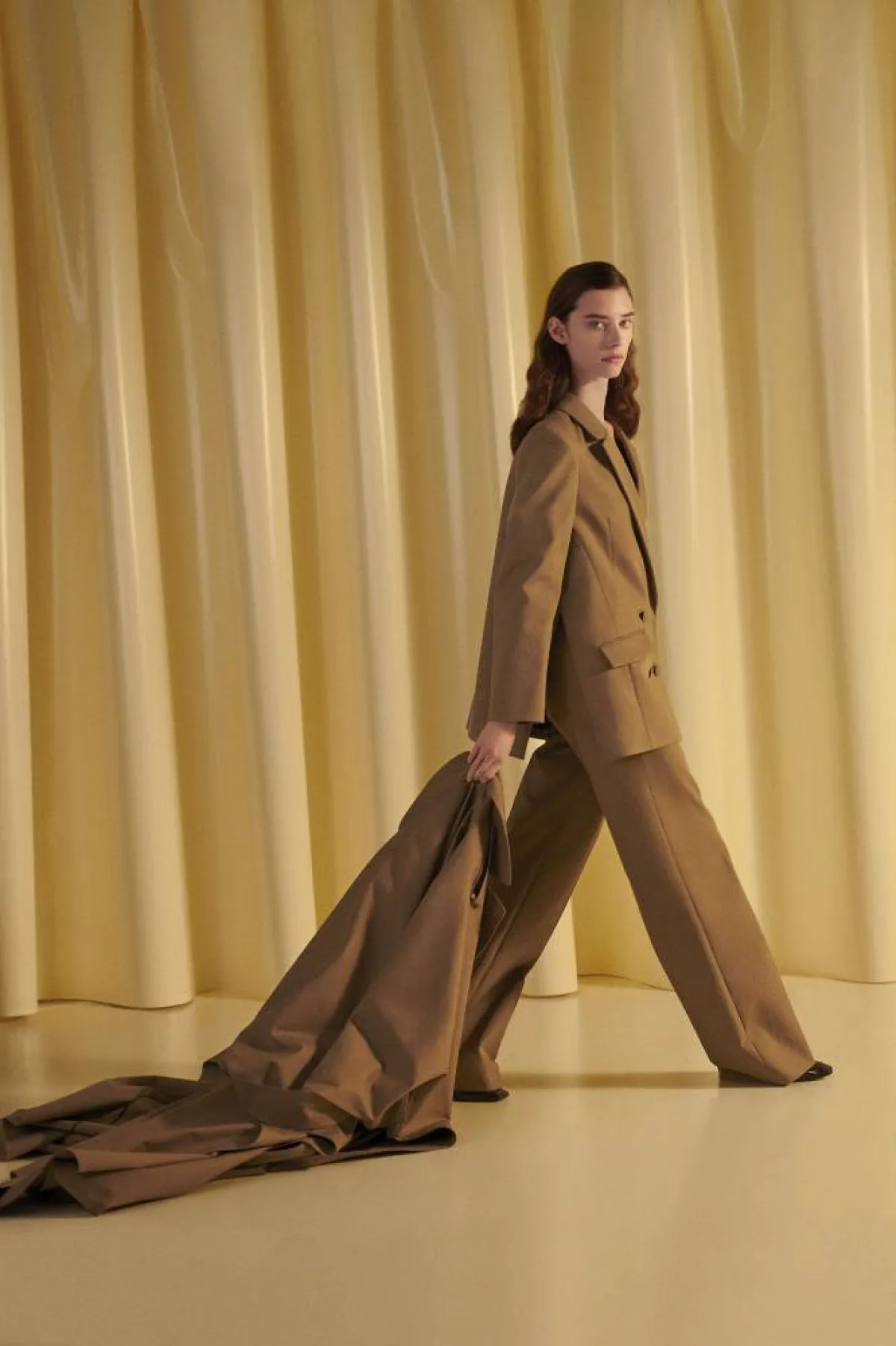 إطلالات باللون البني لصيف 2022