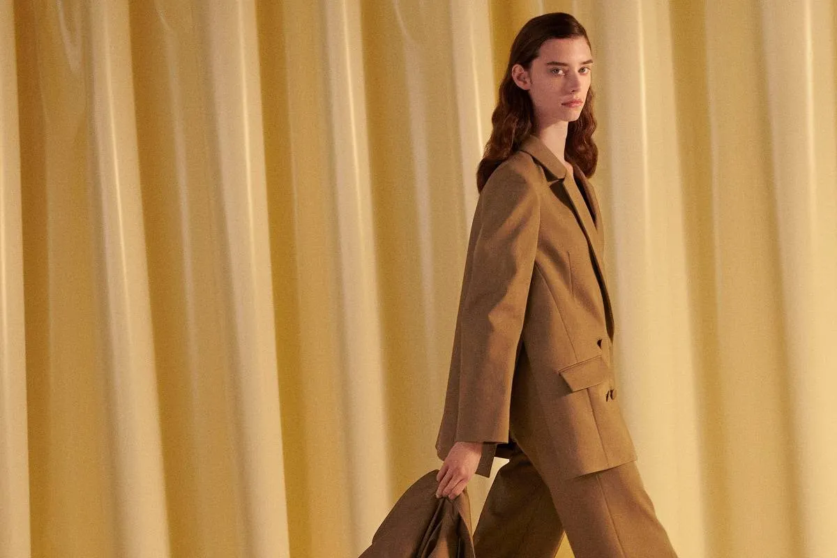 إطلالات باللون البني لصيف 2022