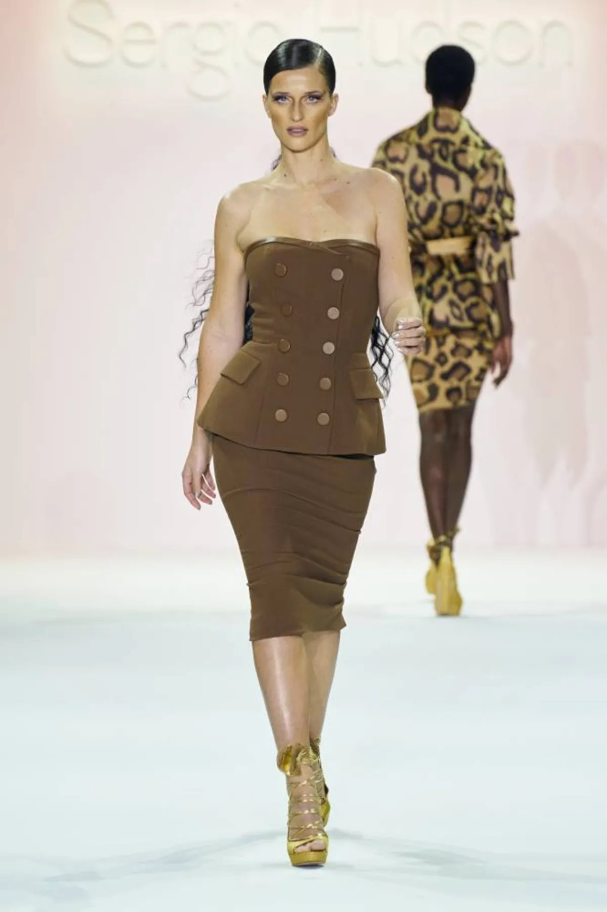 إطلالات باللون البني لصيف 2022