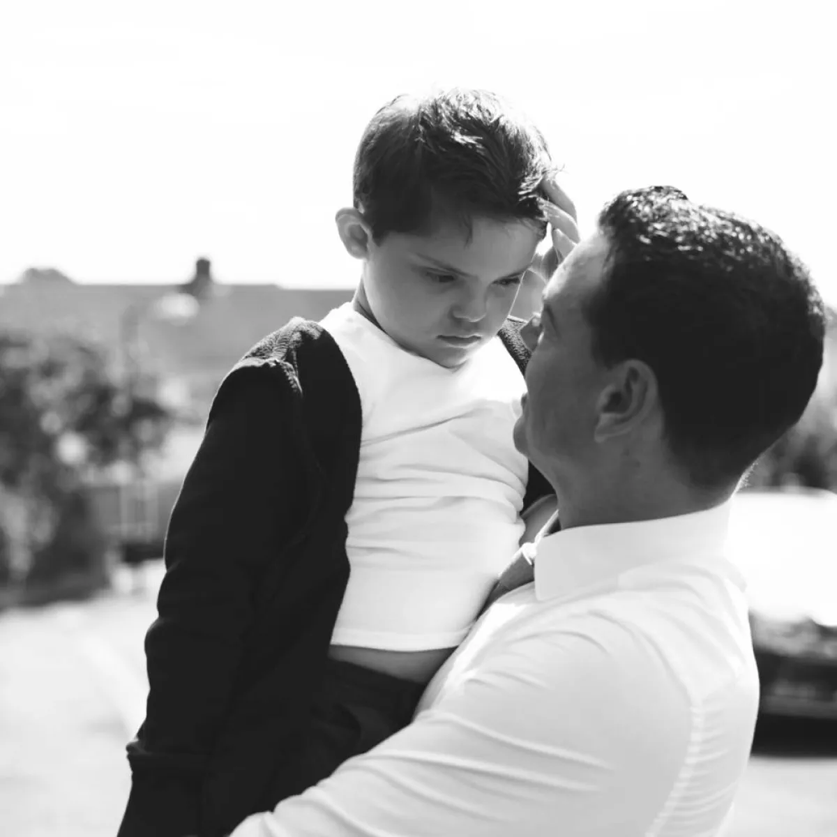 صورة لأب يكلم طفله