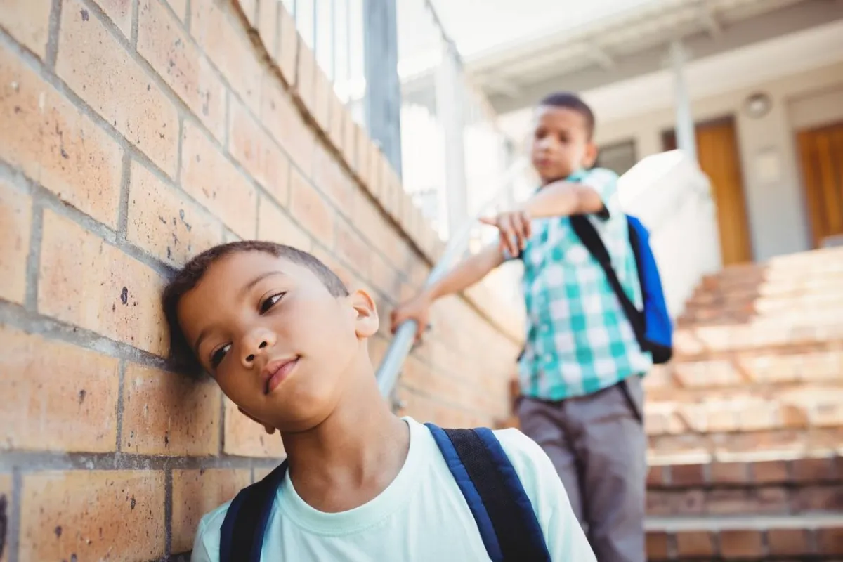 صورة لتنمر طفل على صديقه