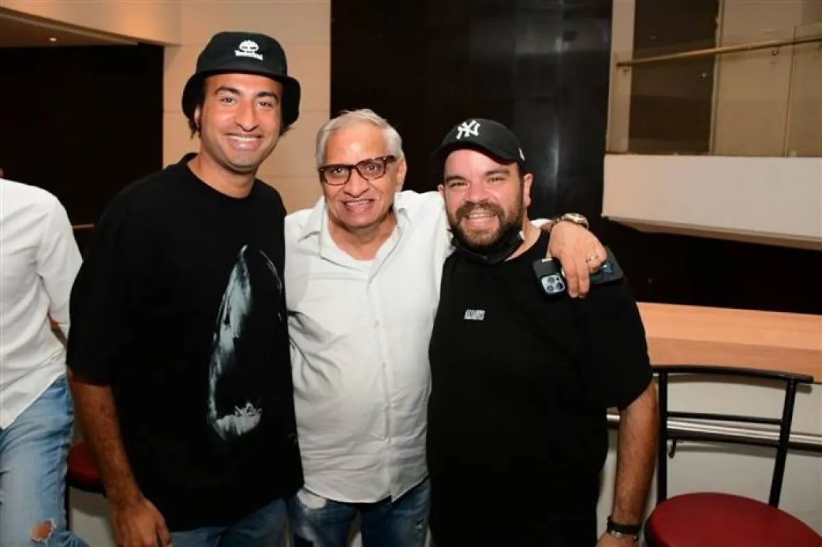 محمد عبد الرحمن وعلي ربيع والمتتج محمد السبكي بالعرض الخاص للفيلم - الصورة من المسؤول الإعلامي للفيلم