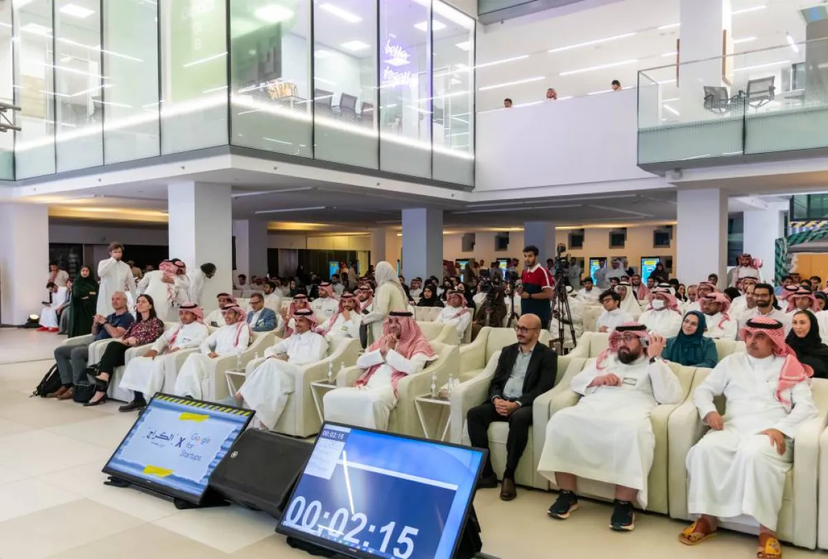 الحضور خلال فعالية الكراج