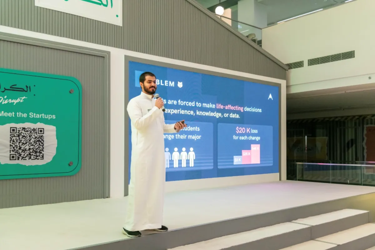 أحد المشاركين من الشركات الناشئة يعرض مشروعه على الحضور في فعالية الكراج في نسخته الرابعة