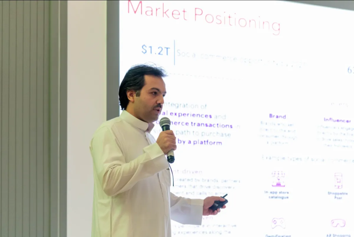 أحد المشاركين من الشركات الناشئة يعرض مشروعه على الحضور في فعالية الكراج في نسخته الرابعة